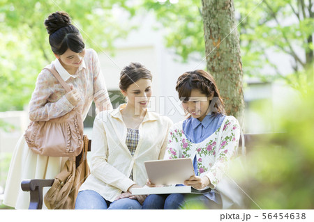 3人の女子大生 3人の女子大生 56454638