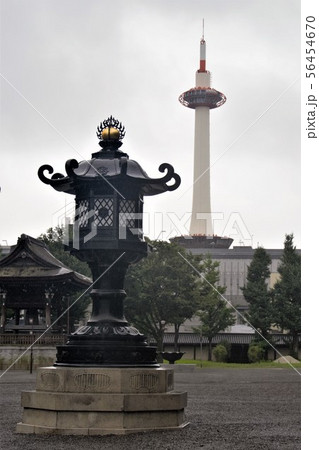 京都タワーと燈籠 56454670