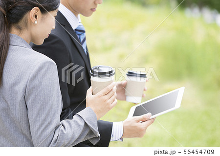 タブレットPCを見ているビジネスカップル タブレットPCを見ているビジネスカップル 56454709