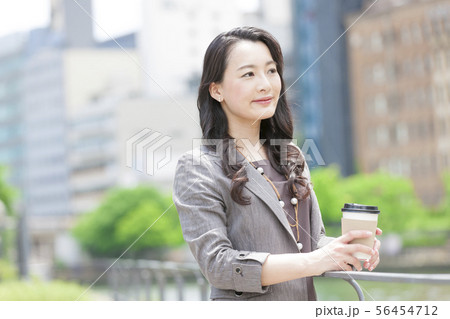 休憩中のビジネスウーマン 56454712
