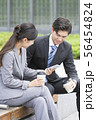 スマートフォンを見ているビジネスカップル 56454824