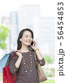 買い物をする女性 56454853