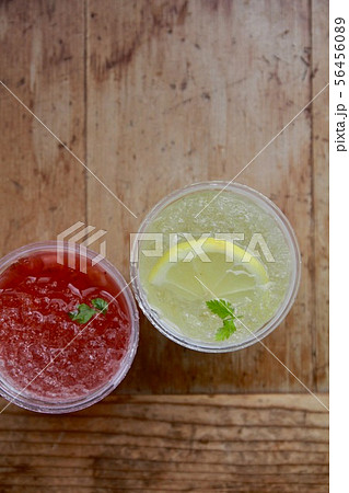 カップに入ったイチゴとレモンのクラッシュゼリー 56456089