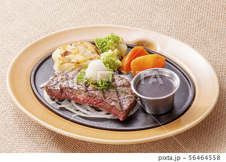 ビーフステーキ　おろしステーキ　鉄板焼き肉料理　イメージ素材 56464558