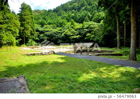 山口・萩・大板山たたら製鉄遺跡・砂鉄洗い場と、復元された東屋（１） 56479063