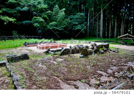 山口・萩・大板山たたら製鉄遺跡・製鉄炉の跡、中央が炉で、左右がふいごの設置跡(4) 山口・萩・大板山たたら製鉄遺跡・製鉄炉の跡、中央が炉で、左右がふいごの設置跡(4) 56479101