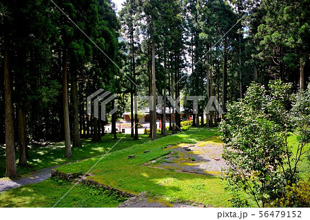 山口・萩・大板山たたら製鉄遺跡・元小屋の跡を展望台のスロープから見下ろす（１） 56479152