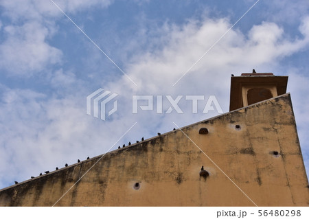 インドのジャイプル　世界遺産のジャンタル・マンタル　様々な形の天体観測儀 56480298