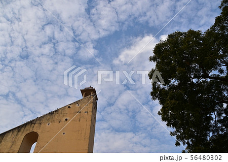 インドのジャイプル　世界遺産のジャンタル・マンタル　様々な形の天体観測儀 56480302