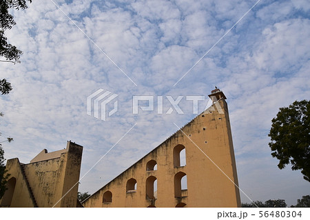 インドのジャイプル　世界遺産のジャンタル・マンタル　様々な形の天体観測儀 56480304