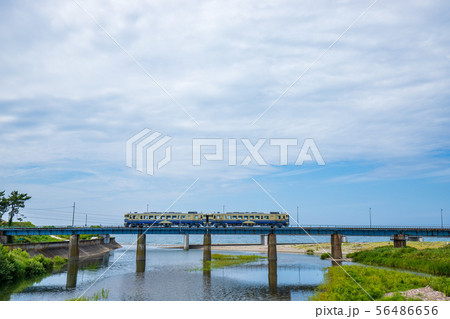 赤石川を渡る五能線 56486656