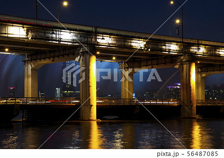 漢江に掛かる盤浦大橋の夜景 漢江に掛かる盤浦大橋の夜景 56487085