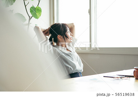 休憩をする女性 56519638