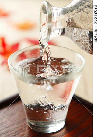 秋の日の注がれる日本酒 56533033