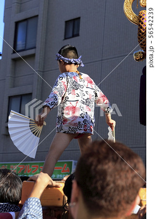 祭りの神輿 神輿の上の子供の写真素材 [56542239] - PIXTA