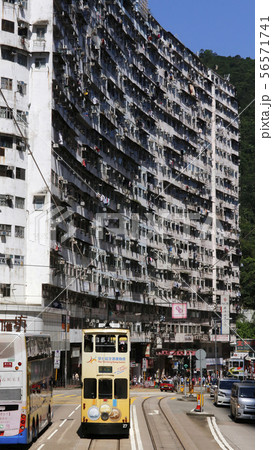 香港・クアリーベイのモンスターマンション前を行くトラム 香港・クアリーベイのモンスターマンション前を行くトラム 56571741