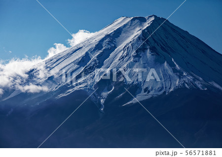 御坂山地・本社ヶ丸から見る雲湧く富士山 56571881