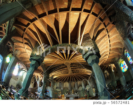 コロニア・グエル教会 56572481