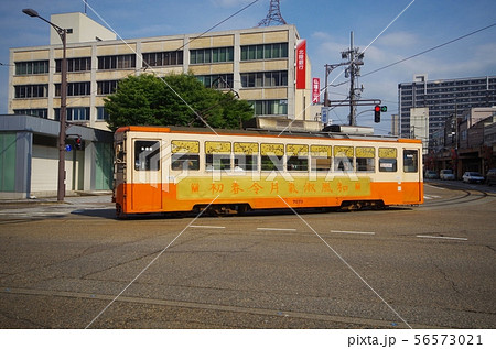 高岡市内を走る万葉線 56573021