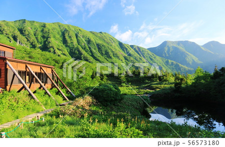 北アルプス笠ヶ岳への道　小池新道　鏡平の風景　鏡平山荘 56573180