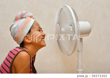扇風機で涼む女の子 56573302