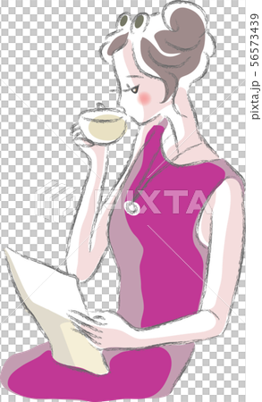 お茶を飲みながら手紙を読む女性 お茶を飲みながら手紙を読む女性 56573439