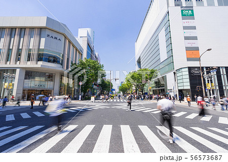 名古屋・栄・都市風景　大津通り　三ッ蔵通大津交差点　ラシック 前の賑わい 56573687