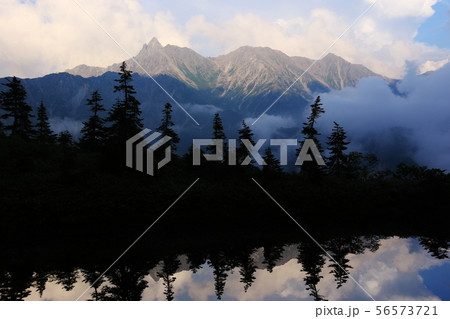 北アルプス笠ヶ岳への道　小池新道　鏡平の風景　鏡池と夕映えの槍ヶ岳 56573721