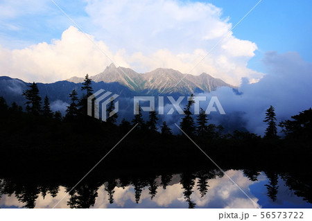北アルプス笠ヶ岳への道　小池新道　鏡平の風景　鏡池と夕映えの槍ヶ岳 56573722