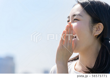 応援する女性 応援する女性 56573771