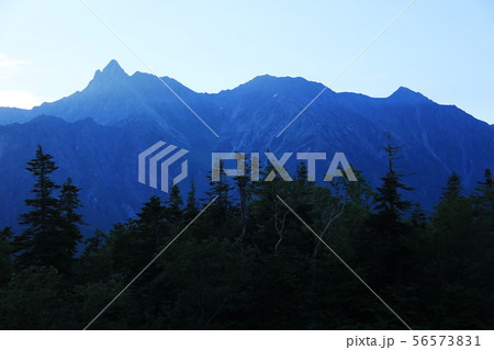 北アルプス笠ヶ岳への道　小池新道　鏡平の風景　朝陽に映える槍ヶ岳 56573831