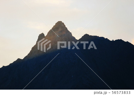 北アルプス笠ヶ岳への道　小池新道　鏡平の風景　朝陽に映える槍ヶ岳 56573833