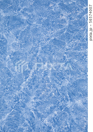 動きのある水 プール 背景素材イメージの写真素材