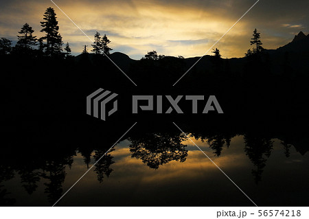 北アルプス笠ヶ岳への道　小池新道　鏡平の風景　早朝の鏡池 56574218