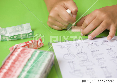 祭りでカタヌキをする子供手元 56574597