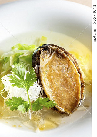 新鮮な鮑料理 56574641