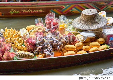 ダムヌンサドゥアック水上マーケットの舟とフルーツ ダムヌンサドゥアック水上マーケットの舟とフルーツ 56575237