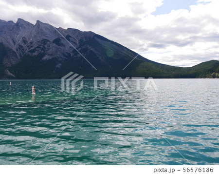 ミネワンカ湖のエメラルドとカナディアンロッキー3 ミネワンカ湖のエメラルドとカナディアンロッキー3 56576186