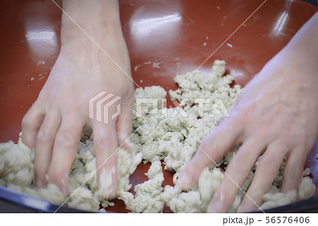 蕎麦打ち-水まわし- 56576406