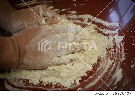 蕎麦打ち-水まわし- 56576407