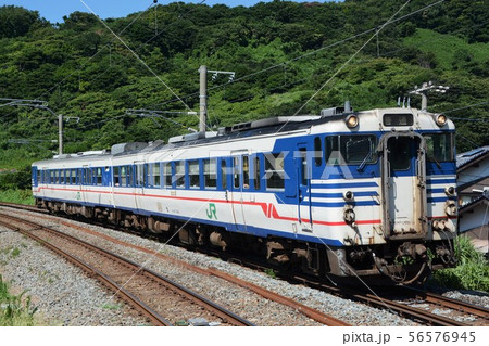 夏の羽越本線をゆくディーゼルカー 56576945