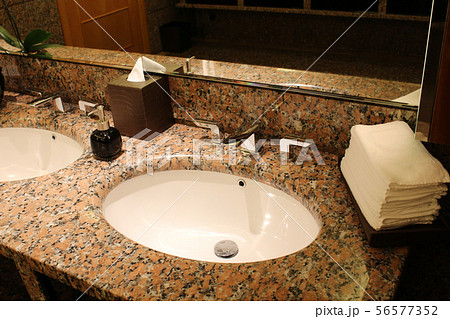 トイレの洗面所 56577352