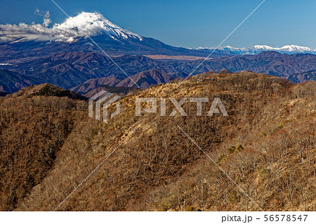 初冬の丹沢・鍋割山と富士山 初冬の丹沢・鍋割山と富士山 56578547