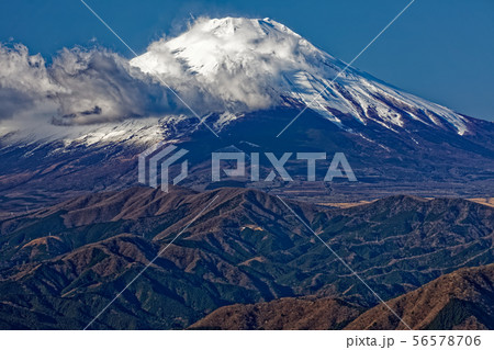 丹沢・鍋割山から見る雲たなびく富士山 56578706
