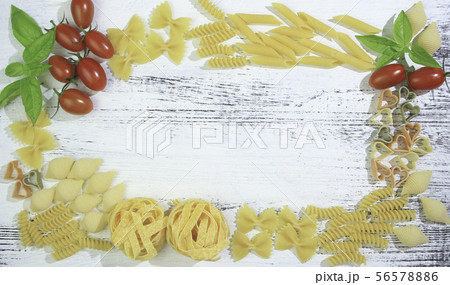 パスタフレーム：色々なショートパスタ（ペンネ、フェットチーネ(Fettuccine)、ファルファッレ 56578886