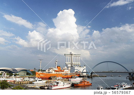 青空と南極観測船とポートビル 56579367