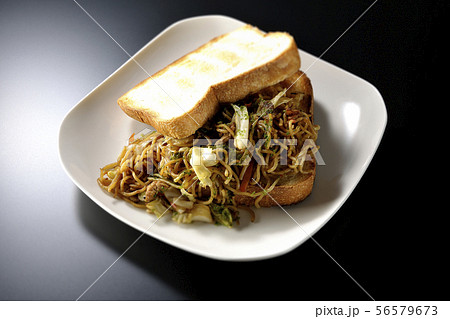 こぼれ焼きそばの焼きそばパン こぼれ焼きそばの焼きそばパン 56579673