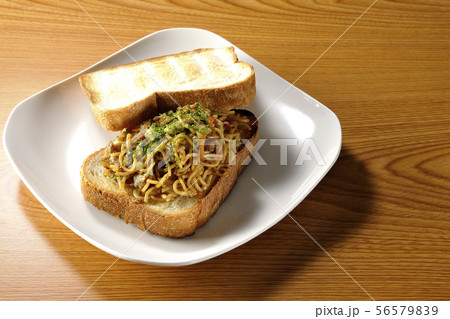 焼きそばパン　焼きそばサンド 56579839