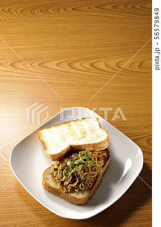 焼きそばパン　焼きそばサンド 56579849