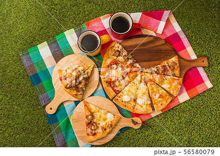 ミックスピザ Mix pizza at an outdoor picnic ミックスピザ Mix pizza at an outdoor picnic 56580079